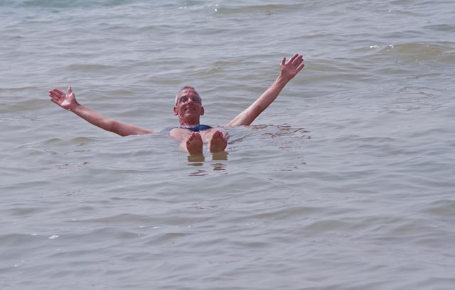 Drijven in de Dode Zee